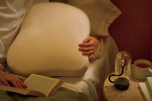 左・ユカイ工学　fufuly（フフリー）は、子猫を抱いているような感覚に包まれる呼吸するクッション。 　右・アンビエンテック　hymn（ヒム）。火のゆらぎを見つめ心を凪へ誘う