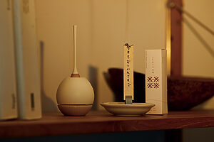 左・フェリシモ　お手紙香で想いを煙にのせるためのお道具セット　右・フェリシモ　あなたの想いを煙にのせて届けるお手紙香