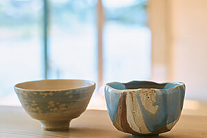 ともに当代十六世豊斎の作。右・月白釉流シ茶盌（ちゃわん）、左・鹿背茶盌。各24万2000円