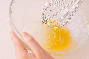 （2）ボウルに【A】を混ぜ合わせ、マリネ液を作る