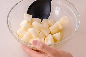 （3）2に梨を加えて和え、冷蔵庫で15分ほど冷やして味をなじませる