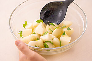 （4）ミントの葉をちぎってさっと和え、皿に盛る