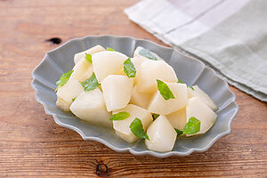 【ぐっち夫婦のお酒とおつまみ】梨とミントのはちみつレモンマリネ×チューハイ