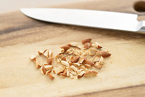 （2）アーモンドは粗みじん切りにする