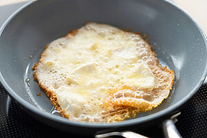 （3）チーズはこんがり焼き色がつくまで焼き、一口大に切る