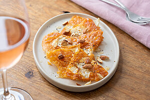 【ぐっち夫婦のお酒とおつまみ】焼きカマンベールハニーナッツがけ×ワイン