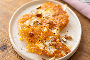 （4）皿に盛り、はちみつ、砕いたアーモンドをのせ、粗びき黒こしょうをふる