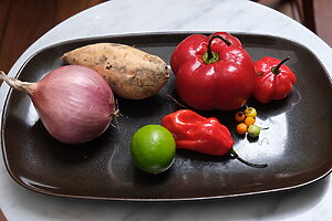 現地ではペルーならではの唐辛子「アヒ・リモ」や酸味の強い「ペルーライム」をセビーチェに使う