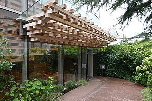 エントランスに続く小道「アロマコリドー」にはさまざまな植物が植えられています