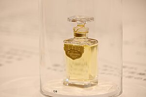 日本発の本格的な香り、資生堂の「花椿」