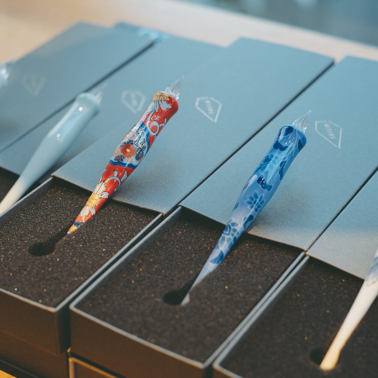 伝統工芸を手のひらに。佐賀・HIZEN5の「やきものガラスペン」で書く