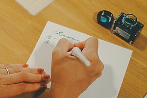 伝統工芸を手のひらに。佐賀・HIZEN5の「やきものガラスペン」で書く時間をととのえる