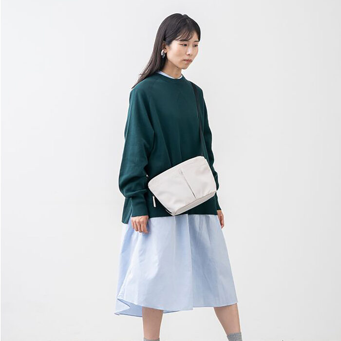 ユーザーの声に耳を傾け、再設計されたバッグがお出かけの最適解！ 欲張りな願望を満たす撥水ショルダーバッグ