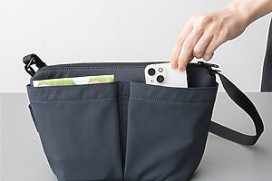 高さがありスマートフォンも入れられる便利な外ポケットが2つ