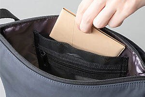 内側にはファスナー付きのメッシュポケットが。その裏側にも物が入れられます