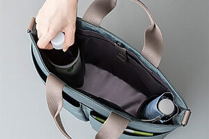 内側の片サイドにドリンクホルダーが2つ付いているから、水筒と折り畳み傘を同時に立てて入れられる