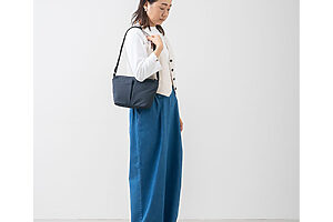 気が利く撥水ミニショルダー Sのチャコールグレー