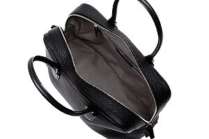 内装カラーは、ブラックにはグレーを採用