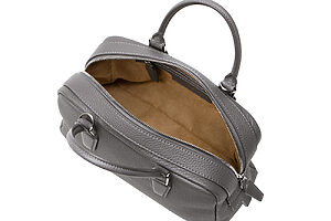 グレーの内装カラーはベージュ。ショルダーは着脱可能