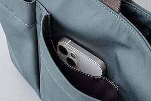 外ポケットの内側にはもう1つポケットが！　外側より浅い作りで、スマートフォンが取り出しやすい