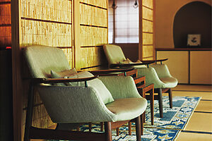 名作椅子を多く揃えることでも知られるふきや。「黄金期」と呼ばれた1950年代のデンマークデザインの椅子が、客室やロビーに。写真はフィン・ユールの53番