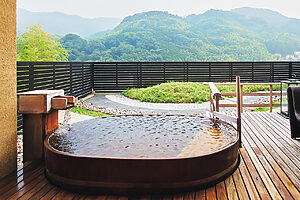 3階の予約制の貸し切り露天風呂。檜の浴槽に浸かって眺める箱根外輪山の稜線が清々しい