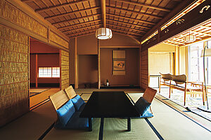 客室は格式と洗練を備えた和室。船底天井が美しい。夏は、光と風を心地よく通す夏障子に替えるなど、季節感を大切に設えている