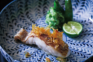 脂がのった、新潟産のどぐろ「美宝」の塩焼き。希少な地酒も揃うので、ぜひ一緒に楽しんで