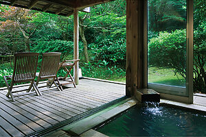 別荘感覚で滞在できる「はなれ舎」の半露天風呂。湯上がりはデッキで涼んで過ごすのもいい