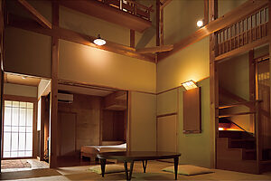 「はなれ舎」は暖炉付きの2階建て。6名まで宿泊できるので、小さな子ども連れやグループ旅行にもうってつけ