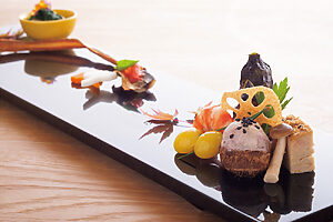 温泉と並ぶ、宿の名物「おとぎ会席」は、有機・自然栽培や天然ものの食材を中心にしたコース料理