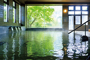 幅の広い湯口から、絶えず源泉が注がれる大浴場の「大湯」は、ほどよい湯温。熱めの「小湯」と入り比べても