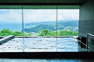 地下790mから汲み上げる自家源泉はカルシウム硫酸塩温泉。鎮静効果ほか、美肌効果も期待できる。写真の大浴場に加え、全16室のゲストルームにもビューバス、露天風呂が