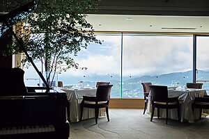 ピアノの生演奏を聴きながら絶景を愛でるレストラン『風雅』