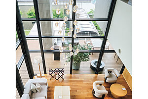 ガラス張りの窓が2階まで続く吹き抜けのロビー