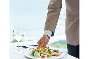 季節ごとに変化する相模湾や駿河湾で獲れる海の幸をはじめ、地元の旬の食材をふんだんに使った本格フレンチ、”熱海キュイジーヌ”も滞在時の楽しみ
