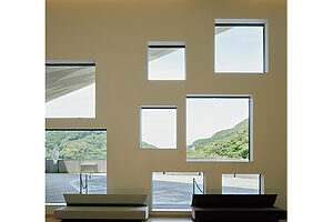 建築家・隈研吾が設計、デザインを担当し、2023年にリニューアル。異なる大きさの窓から差し込む光がフロアに動きをもたらすロビーなど、建築秘話とともに世界観を体験できる見学ツアーもあり