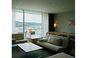 テラスを備えたオーシャンスイートの客室からは、長崎港を一望