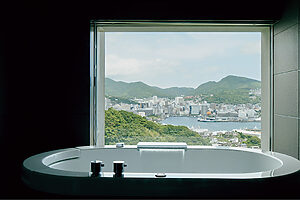 バスルームからも夜景を望む