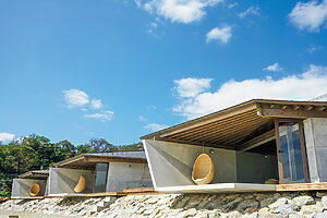 “伝泊”の名前は、奄美大島の伝統や伝説を次世代に伝えていきたい、という想いに由来。目の前にビーチの広がるヴィラはここならでは。