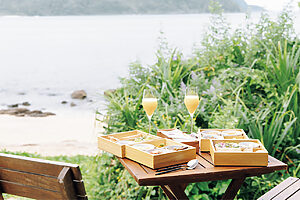 朝食は隣接したレストラン『2 waters』でも、部屋へのデリバリーでも楽しめる。夕食は食材セットを利用して、部屋のキッチンで自ら調理するのもいい。