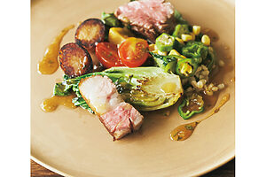 メインの例。自然豚のグリルに、雑穀、青梗菜、トマト、オクラ、とうもろこし、空心菜を添えて