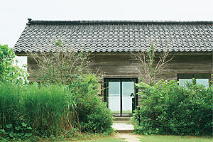 レストラン棟の奥には、穏やかな内海が広がる。宿泊棟は、庭を挟んで向かい側に