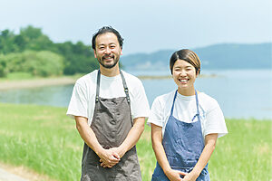 シェフの平田明珠さんと、サービスを預かる妻の靖子さん。1日最大6名、心と技術の尽くされたコース料理がふるまわれる