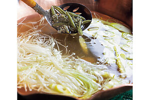 コースには鍋がつく。写真は、山形地鶏の出汁に、ねぎ、たけのこ、地鶏、じゅんさいをたっぷりと