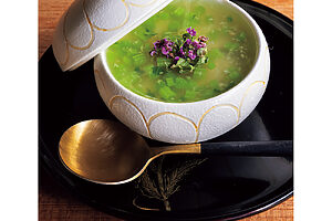 写真はすべてコースの一例。平飼い卵を使った焼きなす入り冷製茶碗蒸し。夏の山菜・アオミズとともに