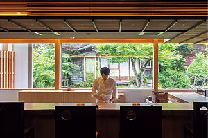 2023年に誕生したシェフズテーブル。1日1組のみ、最大8名まで。四季折々に変化する庭の美しさとシェフの山菜愛を堪能できる特別席。予約はお早めに