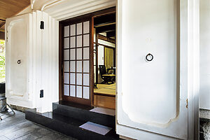 シェフズテーブル利用の場合は、月山から移築したという”蔵部屋”に宿泊