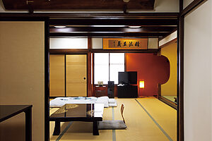 シンプルながら居心地よく整った純和風の宿泊室内