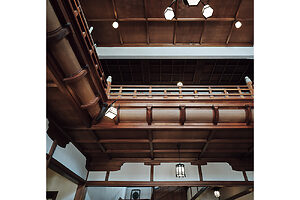 ロビーの吹き抜けは約9mという高さ。春日大社の釣燈籠をモチーフにした和風シャンデリアが目を引く